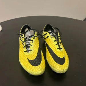 Nike hypervenom 1 elite - Säljer dessa og hypervenom i mycket bra skick! De är använda men har inga hål eller defekter som påverkar spelet. Skorna är äkta och i professionell modell.