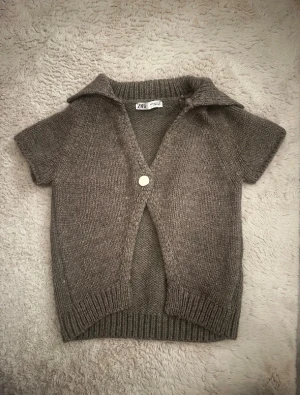 Brun stickad kortärmad kofta från Zara - Snygg brun stickad kofta från Zara med korta ärmar och krage. Suuuper söt