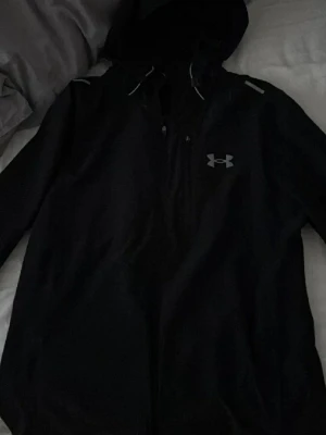 Under armour Windbreaker säljer denna för att kunna köpa en ny fast större storlek - Storlek medium 