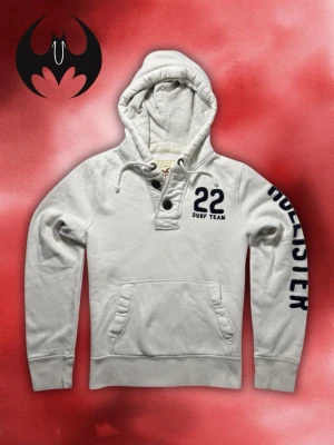 Vit Hollister Hoodie - Vit hoodie Hollister med knappar | pris kan diskuteras | Mycket bra skick | Size S | Längd: 62cm Axelbredd: 44cm Armlängd: 62cm | Modell 162, 60 kg (Passform & Längd varierar)