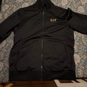 Ea7 Armani tröja  - Tja,   Håller på och rensar min garderob. Denna tröjan kommer inte mer till användning och därav försöker jag sälja den billigt. Tröjan är använd men otroligt bra skick. Storlek M - Passar mig som har S. MVH Hugo, vid fler frågor/bilder vänligen hör av dig.