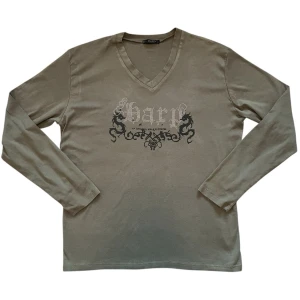 Militärgrön långärmad alternativ tröja med strass detaljer y2k - 100% Bomull och väldigt mjuk. Mycket bra skick.👕 Storlek: L📦 Skickas snabbt