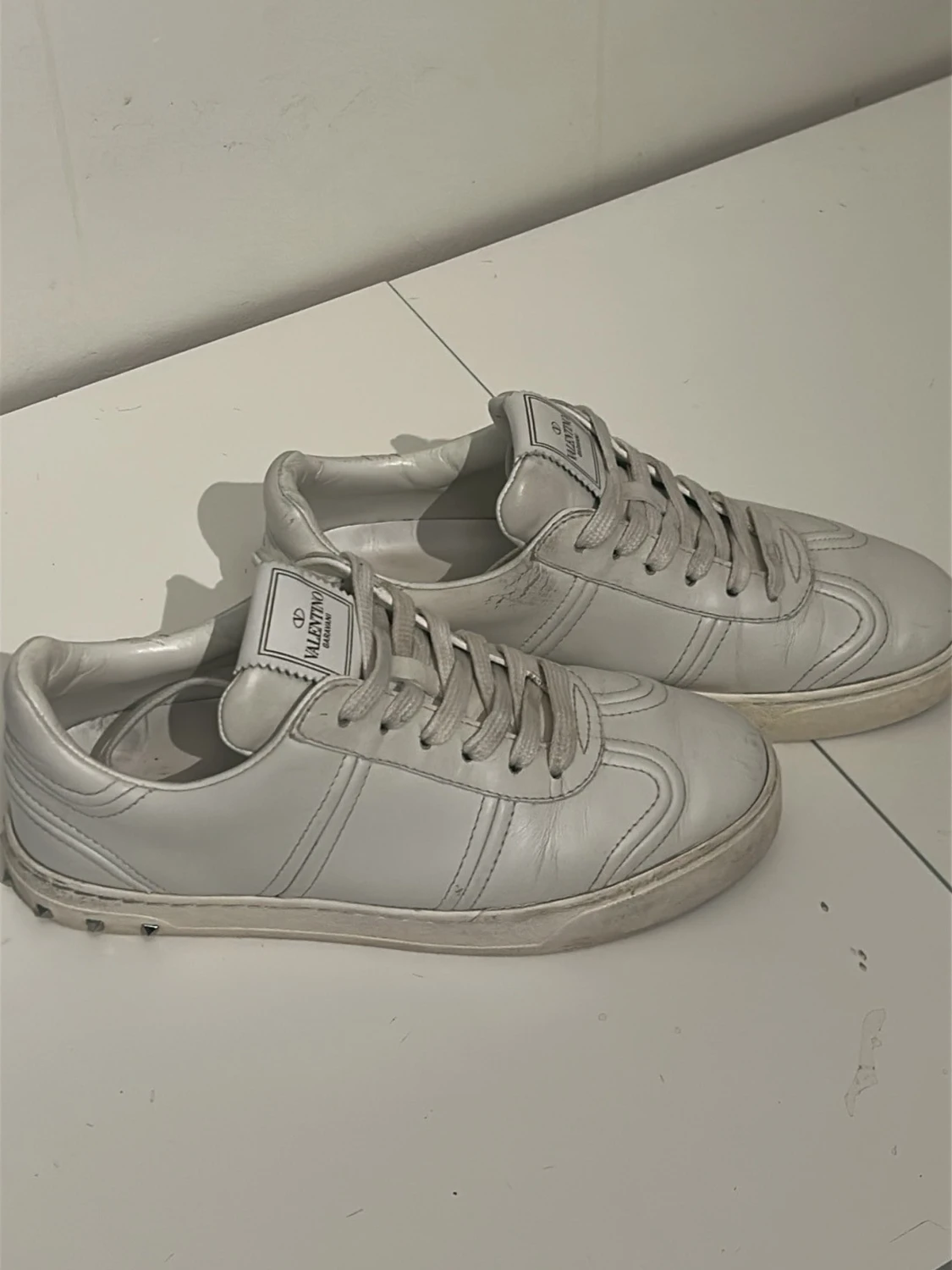Valentino Garavani vita sneakers i skinn - 2