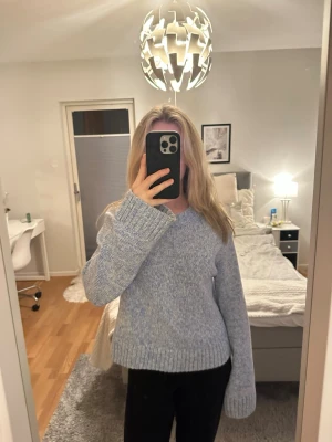 Ljusblå stickad tröja  - Mysig ljusblå stickad tröja från Gina Tricot med breda ribbade muddar vid ärmslut och nederkant. Tröjan har en relaxed passform och rund halsringning. Perfekt för kyliga dagar och enkel att matcha med jeans eller mjukisbyxor. 