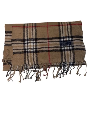 Burrberry halsduk - Säljer Burrberry halsduk skick 8/10. Om ni vill ha mer info är de bara o fråga. Äldre modell