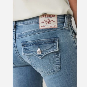 Joey True Religion bootcut jeans - Säljer ett par ljusblå jeans från True Religion med bootcut-passform. Använda ett fåtal gånger men säljer då dem inte kommer till användning.💕 