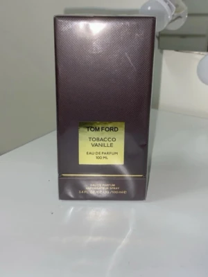 Tom Ford Tobacco Vanille 100ml - Lyxig Eau de Parfum på 100 ml från Tom Ford. Ingredienser: alkohol denat, vatten, parfym, linalool, limonene, farnesol, geraniol, eugenol, benzyl benzoate, bensoesyra. Tillverkad i USA.
