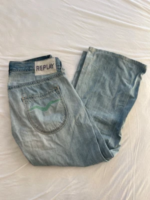 Lowwaist y2k jeans från Replay - Lowwaisted bootcut jeans från Replay, med unike detaljer och ingen bruksmerker. Light wash denim ✨ 
