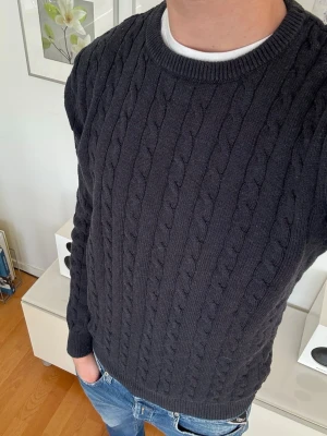 Mörkblå kabelstickad tröja John Henric - Mörkblå kabelstickad tröja från John Henric | Storlek M | Mycket bra skick | Ställ gärna frågor 🙌🏼