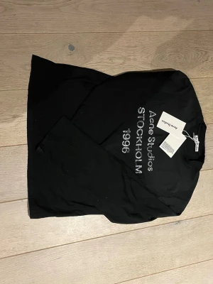 Acne Studios Longsleeve - Säljer en as fet Acne Studios Longsleeve till super pris, finns inte många ute på plick och är sjukt eftertraktad. Storlek S och är sprillans ny. Nypris är runt 4000 men mitt pris är endast 1299! Fråga om ni har frågor, snabba svar och snabb frakt. Pris är diskuterbart💫
