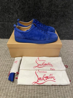 Christian Louboutin skor  - Hej, säljer nu dessa svin snygga Christian Louboutin skor. Skorna är i fint skick! Begränsat antal boxar och dustbag. Hör av dig vid frågor. 