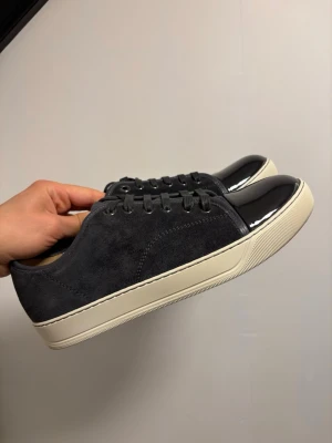 Lanvin captoe skor elephant grey - Ett par helt nya Lanvins! Skorna i färgen elephant grey 🐘 Allt OG medföljer! Storlek 7 UK