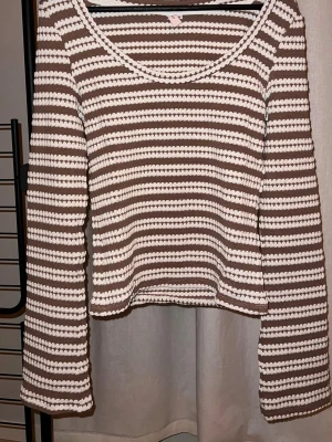 Randig beige och vit tröja från Nelly - Söt tröja från nelly. - Vit/brun randig - Något tjockare material  - Slim passform med utsvängda ärmar Aldrig använd, med prislappen kvar.  Köptes för 349 kr