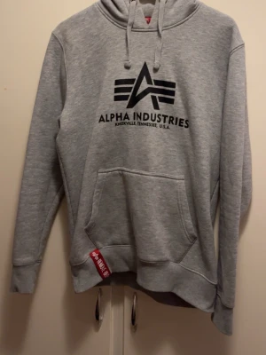 Alpha industries hoodie - Grå alpha industries hoodie storlek L men sitter som S