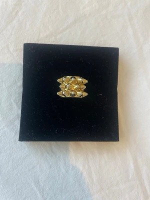 Edblad ring - 16mm, flitigt använd förut men jag säljer den då jag inte får någon användning utav den längre. Priset kan förmodligen diskuteras💗