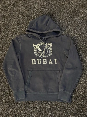 American eagle hoodie-sällsynt - Säljer nu denna sjukt eftertraktade American eagle hoodie. Mycket fin hoodie i skick 8/10. Väldigt populär modell och perfekt för säsongen.  • Perfekt till kyligare dagar • Skön passform, lätt att styla • Vintage / Y2K-inspirerad – sällsynt och eftertraktad • Passar både vardag och layering  📏 Storlek: S 📦 Skickas omgående 💬 Pris kan diskuteras vid snabb och smidig affär 