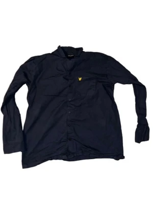 Mörkblå Lyle Scott Skjorta - En mörkblå Lyle Scott skjorta i storlek S. Bra skick och inga skavanker. Väldigt skönt material och funkar till allt. 