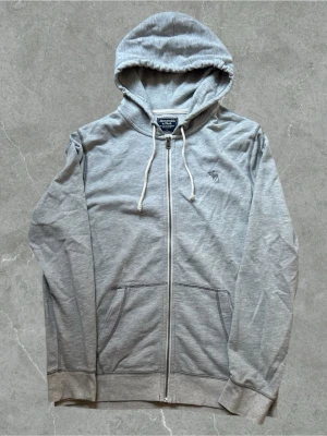 Abercrombie&fitch hoodie storlek L - Storlek L sitter som M. Abercrombie&fitch zip hoodie. Skickas inom 1 dag efter köp. Skickas bara me PostNord🙌🏼för frågor osv så är de bara å kontakta mig😇🙌🏼
