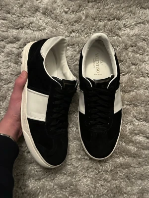 Valentino Garavani flycrew - Svarta Valentino flycrews 🔥| Skick - 9/10 | Storlek - 42 | Alla nitar sitter kvar | Skriv privat vid frågor eller fler bilder 🤝☺️