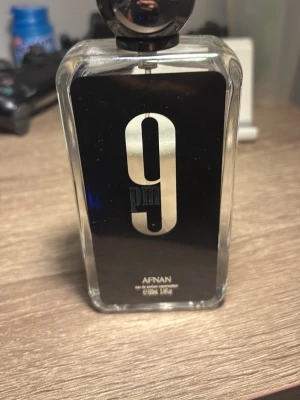 Afnan 9PM EdP 100ml - Afnan 9PM är en eau de parfum i en stilren flaska på 100 ml. Perfekt för dig som vill sticka ut med en modern och självsäker vibe. Levereras med originalförpackning.