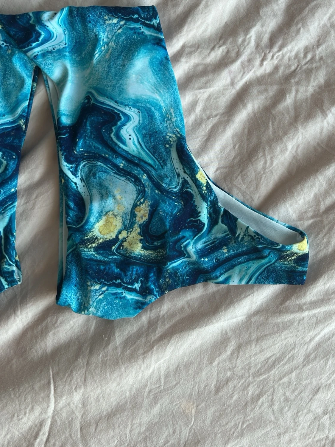 Baddräkt med skärning - 2