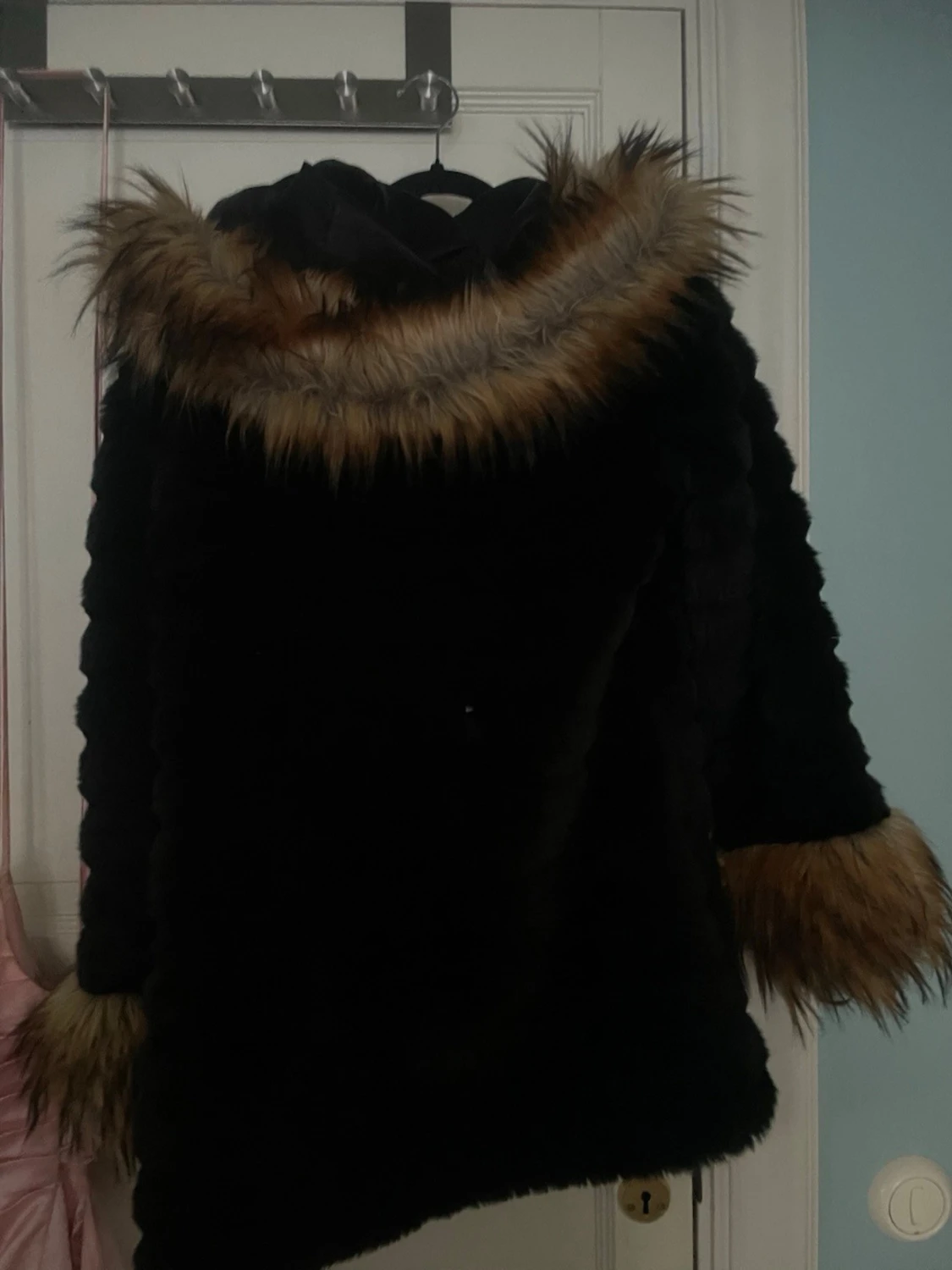 Svart pälsjacka med fuskpälsdetaljer - 1