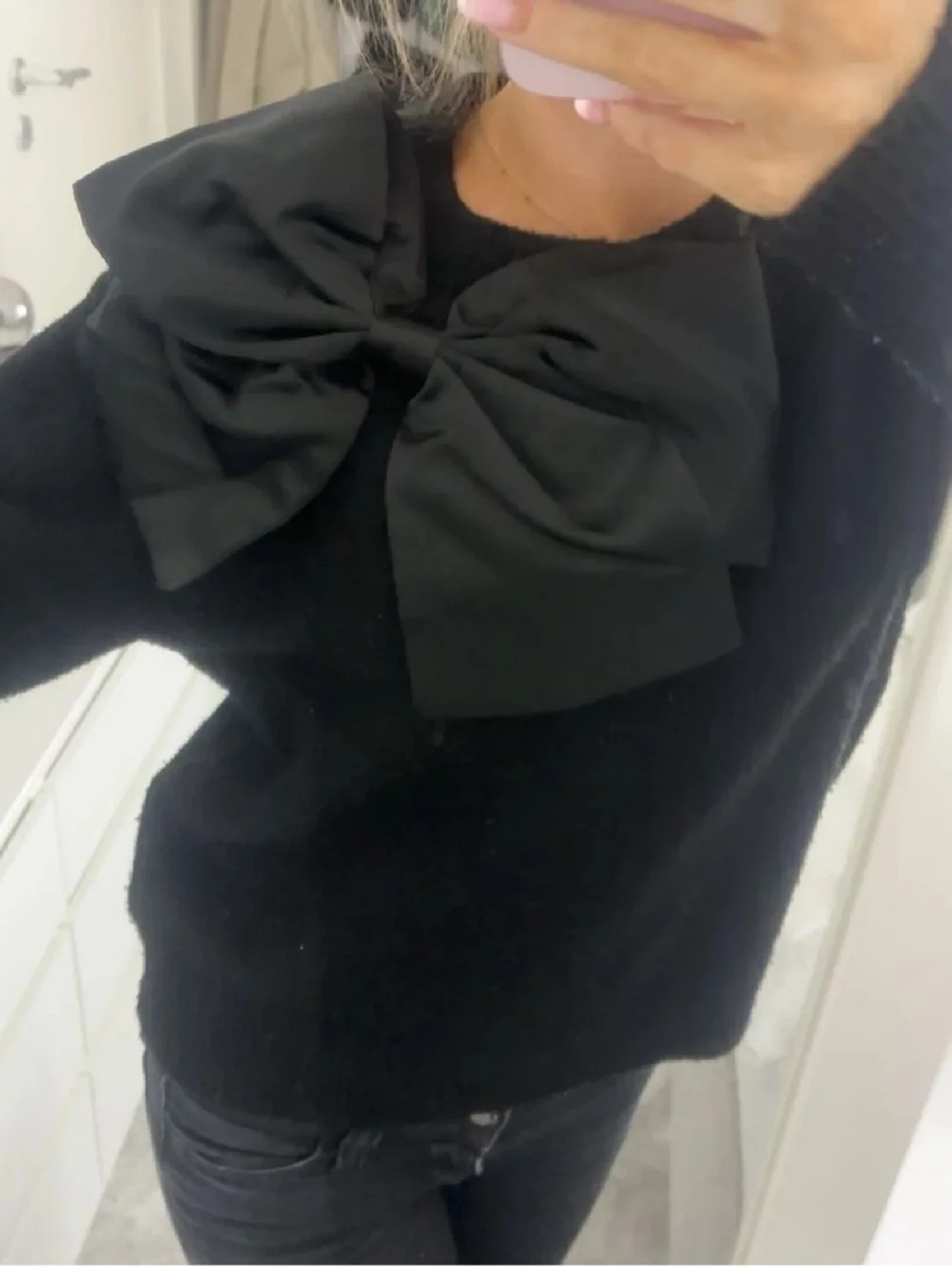 Svart stickad tröja med stor rosett - 1