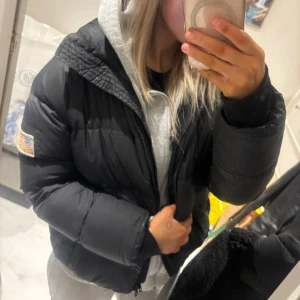 Svea jacka - Fin super varm och skön jacka från Svea, passar inte mig längre så därför jag säljer, den är använd men har vart väldigt rädd om den, därav billigare pris.