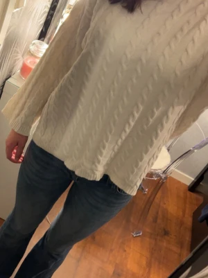 Vit stickad tröja ifrån Gina Tricot  - Säljer stickad tröja från Gina i storlek S. Använd ungefär 2 gånger och har inga defekter. Säljer då den är lite kort i armarna för min smak 