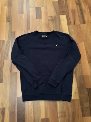 Lyle & Scott Sweatshirt - Hej! Vi säljer denna Lyle & Scott Sweatshirten. Tröjan är i gott skick och är i storlek 14/15Y. Tröjan är inköpt för 799kr medans vi endast säljer för 199kr. Har ni funderingar är det bara att höra av er!✅