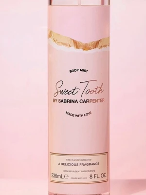 Sweet Tooth Body Mist 236ml - Body mist med söt och sofistikerad känsla. Volym: 236 ml. Innehåller 100% indulgent ingredients. Perfekt för dig som vill ha en fräsch och unik doft i vardagen.