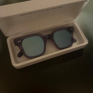 Chimi solglasögon med spegelglas - Ett par chimi solglasögon i färgen acai, modell 004