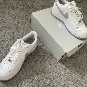 Nike Air Force 1 vita sneakers. -  Nästan helt nya låda finns ,Säljer bara för att de är fel storlek. 