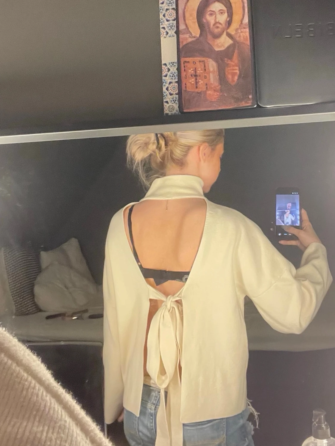 Beige tröja med öppen rygg och knyt - 1