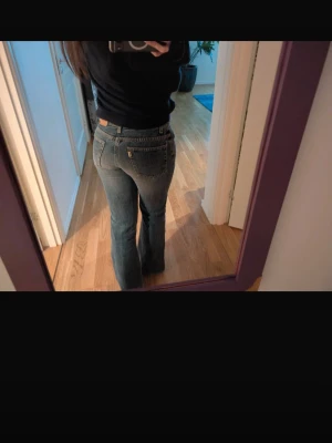 Blå bootcut jeans från Crocker Originals - Säljer ett par blå jeans från Crocker Originals med klassisk bootcut och normal. 