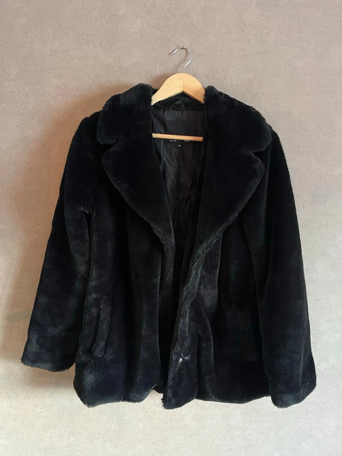 Svart pälsjacka från 157