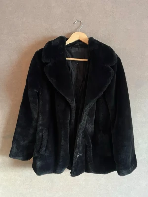 Svart pälsjacka från 157 - Säljer denna mysiga svarta pälsjacka från 157 i storlek M. Den är nästan aldrig använd och i jättebra skick!😊💕