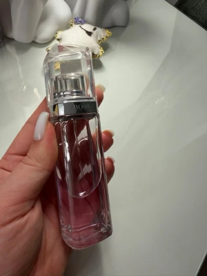 BOSS Eau de Toilette 50ml - Stilren och modern Eau de Toilette från BOSS. Flaskan rymmer 50 ml och har en fräsch, ungdomlig känsla som passar perfekt för dig som vill sticka ut med en klassisk touch.