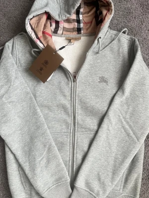 Burberry tröja  - Väldigt skön och varm tröja ifrån burberry, denna tröjan är perfekt inför den kalla tiden pågrund av dens varma och sköna matieral på insidan , ifall du vill vara stillig men varm samtidigt passa på!!