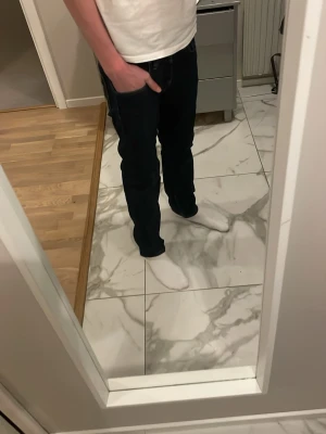 Mörkblå jeans från Lee - Säljer ett par mörkblå jeans från Lee med bra passform och najs design. Jeansen har rak passform och normal midja, tillverkade i slitstarkt denimtyg. Säljer vidare ( ej mina bilder) storlek W28 L32