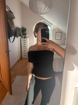 Svart topp från BikBok - Säljer en svart offshoulder topp från BikBok i storlek XS. Använd fåtal gånger🫰🏼perfekt fest topp