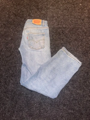 Levi's 501 ljusblå jeans straight fit - Säljer dessa riktigt snygga ljusblå Levi's 501 jeans. Jeansens läderpatch är tyvärr lite sliten men inget som syns. De är annars i riktigt fint skick! Priset kan sänkas vid snabb affär! Tveka inte att skriva om du har frågor😁 