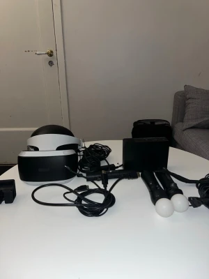 PlayStation VR med Move-kontroller och tillbehör - Komplett PlayStation VR-headset med två Move-kontroller, kamera och alla nödvändiga kablar. Allt är i gott skick med endast mindre bruksspår. Perfekt för en uppslukande spelupplevelse på PlayStation. Inga synliga defekter, redo att användas direkt.