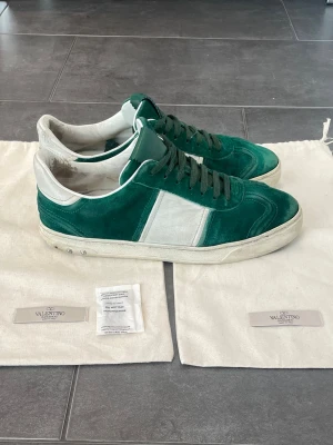 Valentino flycrew  - Valentino flycrew skor herr| pris:2999kr| skick:9/10: storlek:41 men passar även 42| två dustbags tillkommer| hör av dig vid minsta lilla fundering eller fråga|