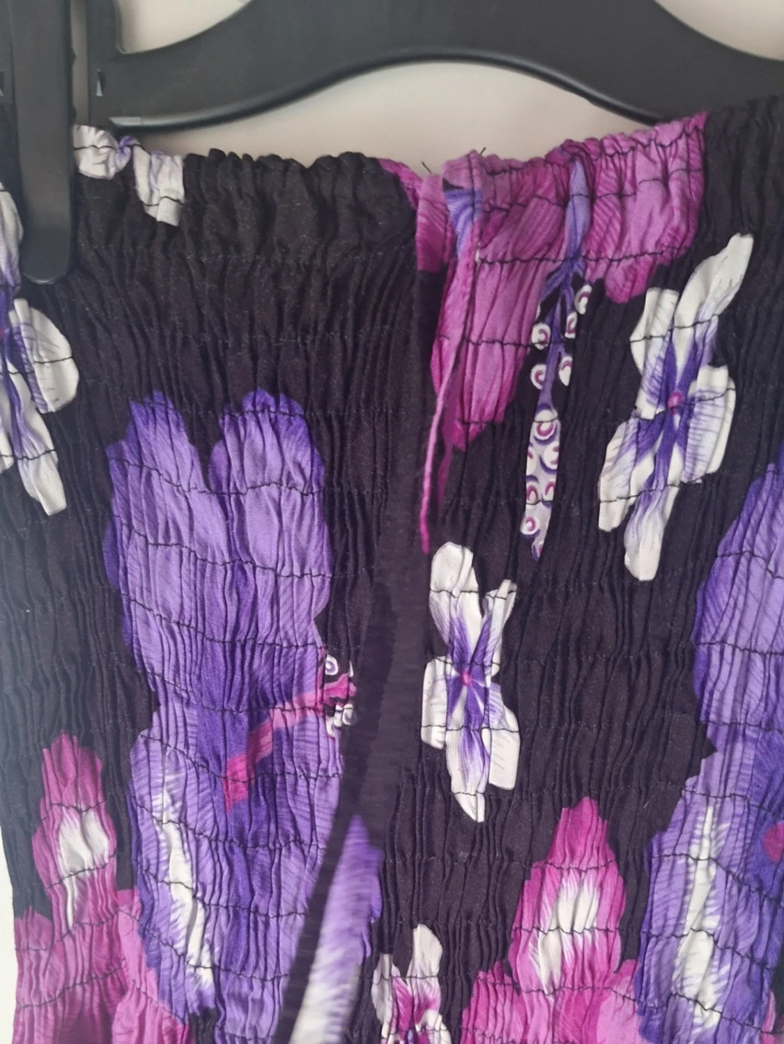 Blommig axelbandslös klänning - 1