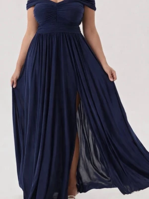 Marinblå långklänning från Goddiva - Supersnygg marinblå långklänning från Goddiva med offshoulder-design och v-ringad överdel. Klänningen har draperad byst, markerad midja och ett svepande, flowy kjolparti med slits. Perfekt för bal eller fest! OBS: Sälj i befintligt skick då den har använts, men endast en kväll på min bal i nian. Hör av dig vid intresse!😊