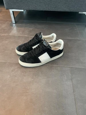 Valentino flycrew  - Valentino flycrew skor herr| pris:2999kr| skick:9/10: storlek:41,5 men passar även 42,5| | hör av dig vid minsta lilla fundering eller fråga|