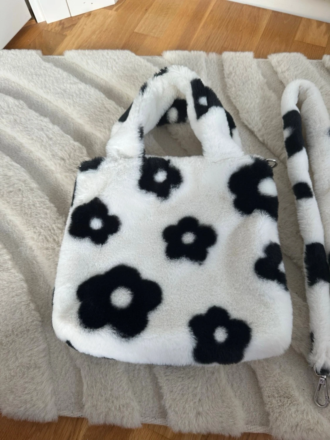 Fluffig blommig axelväska i svartvitt - 1
