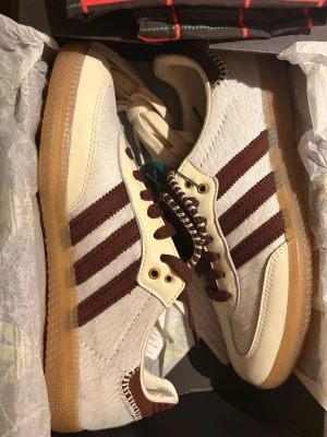 Adidas x Wales Bonner samba  - Adidas x Wales Bonner sambas i storlek 43 dom är aldrig använda och säljs pga fel storlek. 