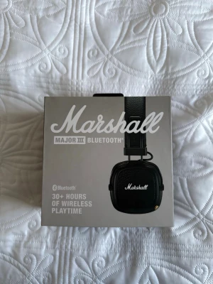 Marshall Major III Bluetooth - Marshall Major III Bluetooth är trådlösa over-ear hörlurar med upp till 30+ timmars batteritid. De har Bluetooth aptX, anpassade 40 mm drivers, vikbar design och inkluderar mikrofon och fjärrkontroll.  Skick: ser ut som ny, inga synliga defekter eller slitage. Reglage knapp: Volym, Svara/avsluta, Spela/pausa, Avvisa samtal, Hoppa över låt  Kopplingsgränssnitt: 3,5 mm kontakt  USB: Laddningskabel